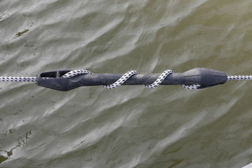 Tau eines Schiffes mit Ruckdämpfer