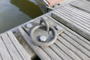 Eisenring zum anlegen mit dem Boot am Steg