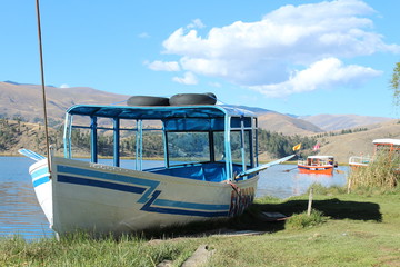 bote en lago