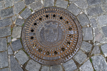 gusseiserner Kanaldeckel mit dem Stadtwappen von Dannenberg