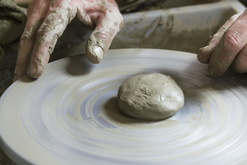 Fototapeta premium mani modellano terracota sul piatto girevole
