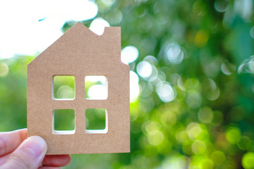 緑のぼかし背景と住宅模型