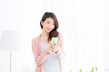 スマホを見る女性