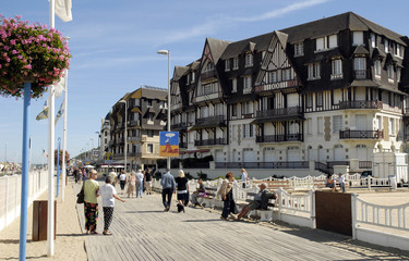 Ville de Trouville, immeubles du front de mer et les planches bordant la plage,  Calvados,...