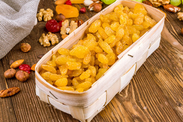 yellow dried raisins
