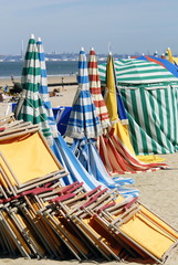Ville de Trouville, les typiques parasols colorés de la plage et chaises longues repliées, département du Calvados, Normandie, France 