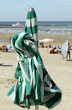 Ville de Trouville, les typiques parasols colorés de la plage, département du Calvados, Normandie, France 
