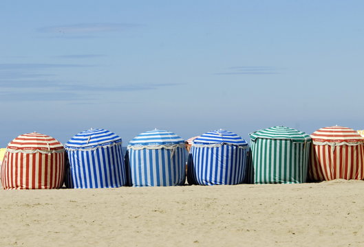 Ville de Trouville, les typiques parasols colorés de la plage, département du Calvados, Normandie, France 