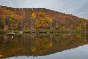 Fototapeta na wymiar Autumn color at Sherando Lake, near the Blue Ridge Parkway in George Washington National Forest, Virginia.