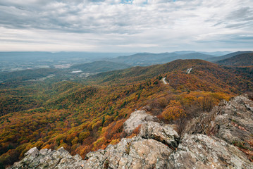 Fototapeta na wymiar Fall color and Blue Ridge Mountains from Little Stony Man Cliffs, on the Appalachian Trail in Shenandoah National Park, Virginia