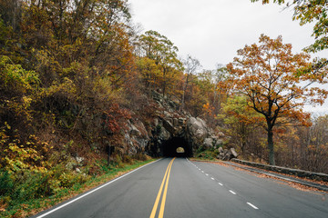 Obraz premium Mary's Rock Tunnel, on Skyline Drive in Shenandoah National Park, Virginia