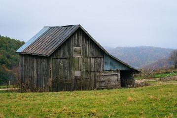 Fototapeta na wymiar Old barn along the Blue Ridge Parkway in the Appalachian Mountains of Virginia