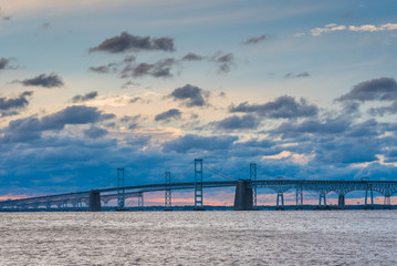 Obraz premium Sunrise view of the Chesapeake Bay Bridge from Sandy Point State Park, in Annapolis, Maryland