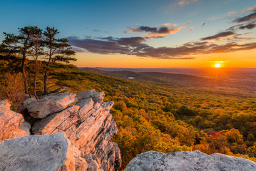 Sunset view from Annapolis Rocks, along the Appalachian Trail on South Mountain, Maryland - obrazy, fototapety, plakaty