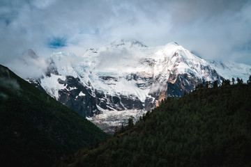 Obraz premium The stark glaciated rocky cliffs of the Annapurnas