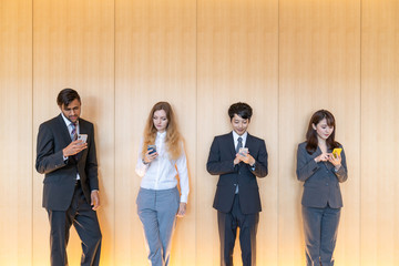 スマホを見る人々