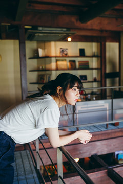 カフェで寛ぐ女性