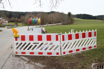 Baustelle mit Glasfaserkabeltrommeln