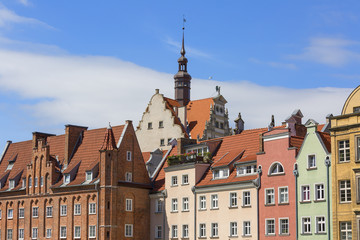 Obraz premium Stare kolorowe kamienice przy ulicy Długie Pobrzeże; bulwary nad Motławą; Gdańsk, Polska
