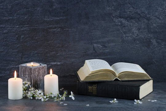 Kerzen mit Bibel