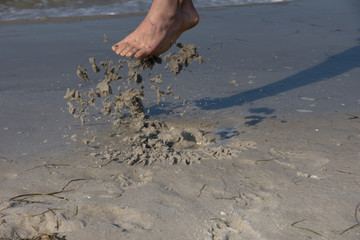 Kinderfüße am Strand
