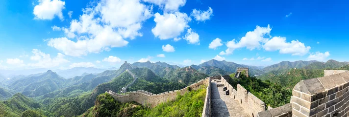 Papier Peint photo Mur chinois Majestueuse Grande Muraille de Chine sous le ciel bleu, vue panoramique