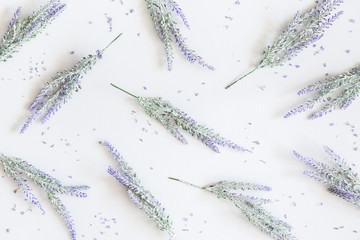 Obraz premium Lawendowy kwiatu wzór na pastelowym szarym tle. Płaski układ, widok z góry