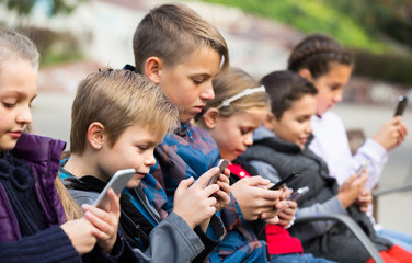 children  with mobile devices