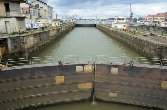 Sluice in the dock of Bordeaux