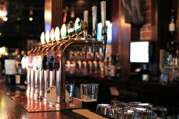 Schilderijen op glas Klassieke bar met toog en biertappen © Zarya Maxim