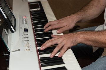 Obraz premium hands playing piano