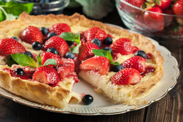 Tart with curd cheese, strawberries and blueberries