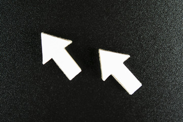 左斜め上向きの矢印