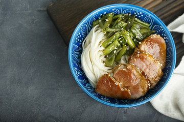 Rice noodles with pork and green beans