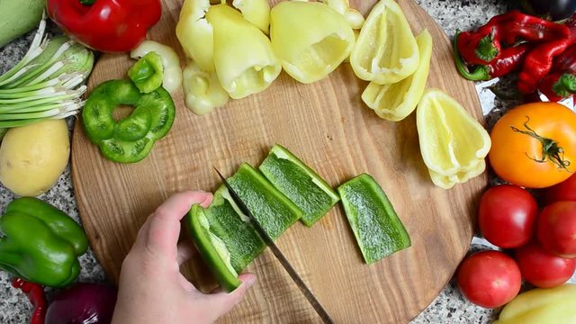 The cook cuts pepper.	Preparation of vegetables.	