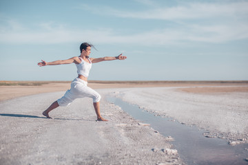 Obraz premium Attractive woman practicing yoga