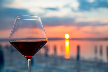 Weinglas im Sonnenuntergang