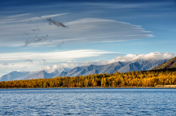 Obraz na płótnie Canvas Lake and mountains of Siberia with reflection