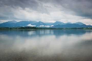 Wolken übder dem See in den Bergen - Hopfensee im Allgäu