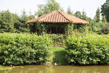 staw, wyspa z altanką © Arkadiusz