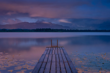 Regen über dem See in den Bergen bei Nacht im Sommer
