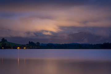 Obraz premium Abend am Hopfensee in den Alpen in Deutschland