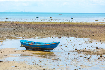 Naklejka premium fishing boats. Parking on the sea beach. In the daytime sky..