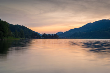 Fototapeta na wymiar Sonnenuntergang am See in den Bergen