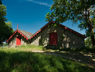 Fototapeta na wymiar Eine Bootshaus mit roten Balken und 2 Dächern