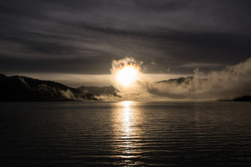 霧に包まれた太陽 〜中禅寺湖〜
