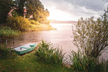 Obraz premium mit dem Boot fahren bei Regen auf dem See