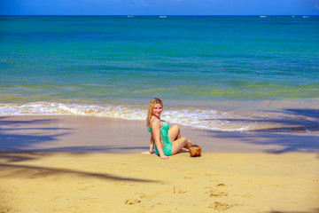 Fototapeta na wymiar Girl with coco on the beach
