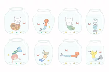 Sierkussen Set glazen potten met schattige grappige zeemeerminkarakters erin. Geïsoleerde objecten op een witte achtergrond. Hand getekend vectorillustratie. Lijntekening. Ontwerpconcept voor kinderen afdrukken. © Maria Skrigan