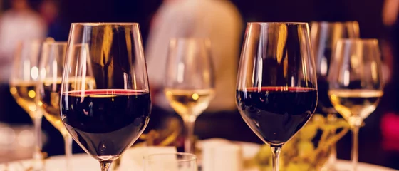 Rolgordijnen Kunst wijnglazen op tafel © Angelov